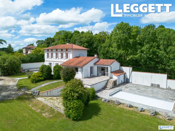 Villa de 175 m2 habitable cuisine aménagée. Un parc clôturé de 2300 m2, 2 garages, piscine chauffée.