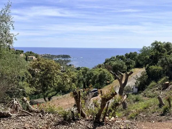Domaine privé à Agay Terrain vue mer avec projet prêt à dé