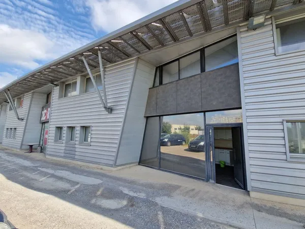 Local avec vitrine 250 m² - Montpellier Garosud - Visibilité A9