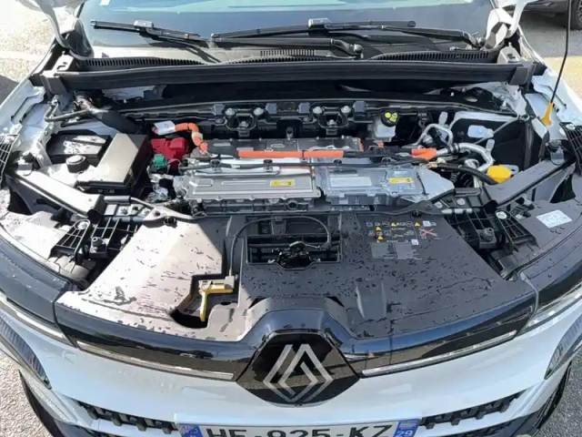 Renault Megane e-tech 220 ch autonomie confort gsr2 — photo 13