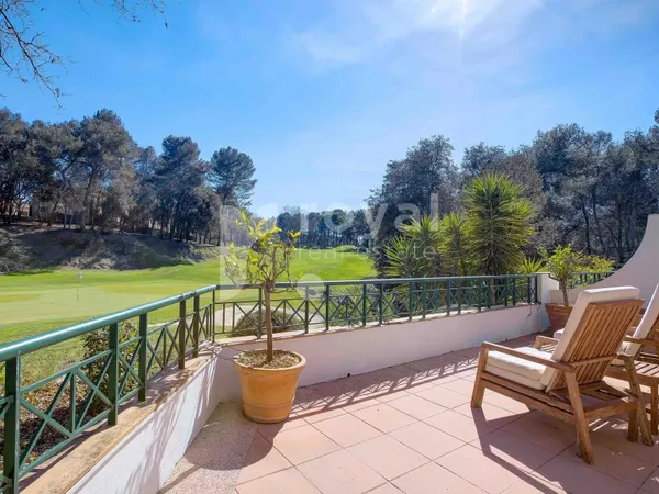 Villa avec vue dans un domaine avec piscine