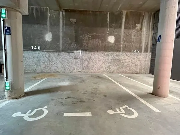 Grand Parking sécurisé 17m² - Idéal SUV / Utilitaire / Moto + Voiture - St Donatien/Pitre Chevalier