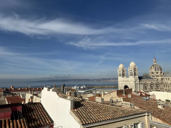 Loue Exclusivité Dernier Étage : Petit Appartement de Luxe avec Terrasse de 12m² et Vue Mer - Marsei