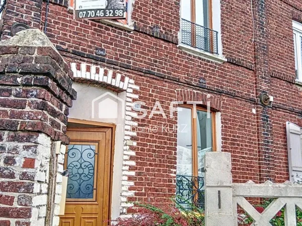 Maison de ville avec cour couverte et jardin
