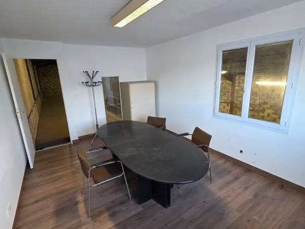 336m2 Atelier bureau Stockage avec Parking 330 m2 RARE
