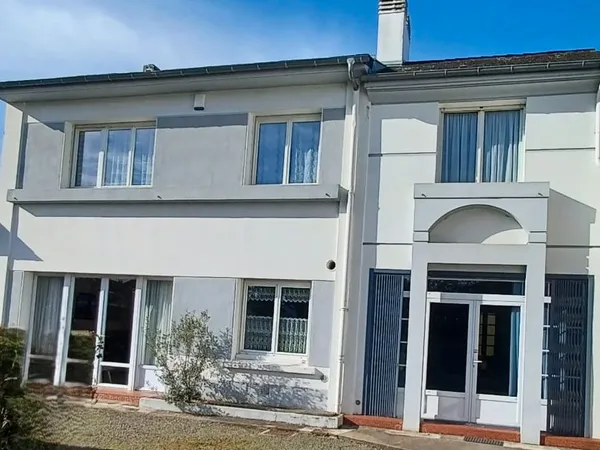 Maison familiale mitoyenne avec jardin, garages et parking