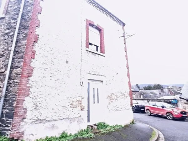 Situé à Revin, cet immeuble en pierre locale avec toiture en ardoise
