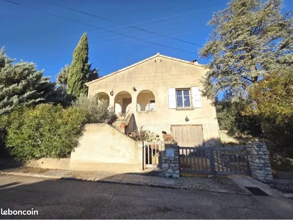 Location à l'année : maison familiale avec jardin, à pied du centre-ville d'Apt