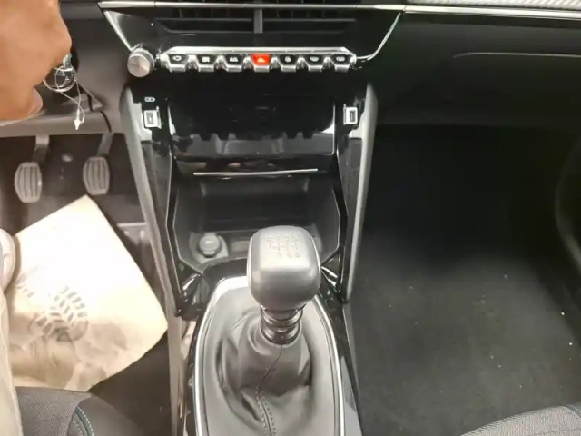 Peugeot 208 puretech 100 s&amp;s bvm6 — photo 22