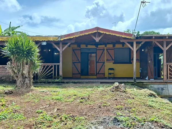Maison créole avec fort potentiel sur 1 000 m² de terrain constructible. Sainte-Rose, secteur Duzer 