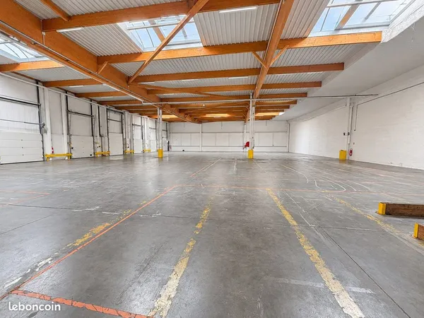 Local 2874 m² Saint-Quentin-Fallavier
