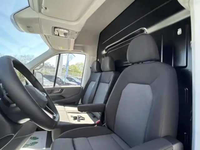 Volkswagen Crafter fg 35 l3h3 2.0 tdi 140ch business traction bva8 — photo 13