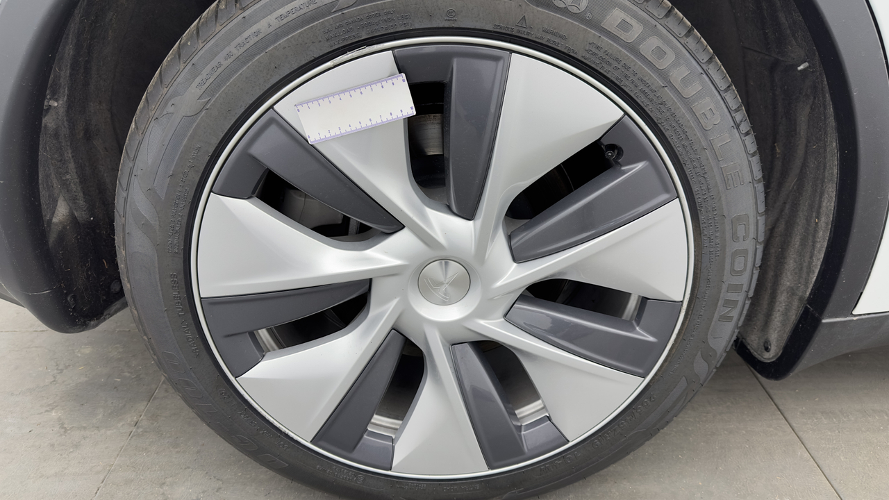 Tesla MODEL Y Standard RWD — photo 40