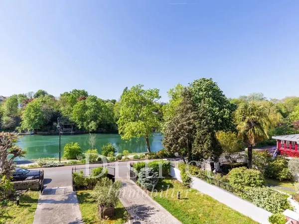 Belle propriété sur les bords de Marne. Maison de 432 m² sur 917 m² de terrain.