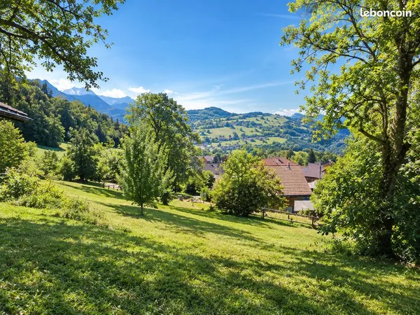 Terrain constructible de 750 m² à Bogève, au calme, vue dégagée