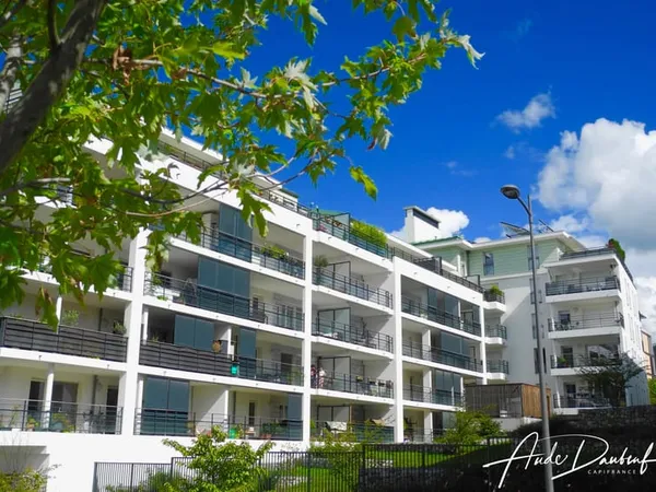 Appartement T3 de 80 m2 en étage elevé + garage + cave