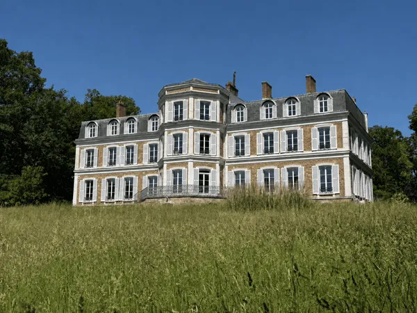 Propriété patrimoniale de 1 421 m² sur près de 16 hectares