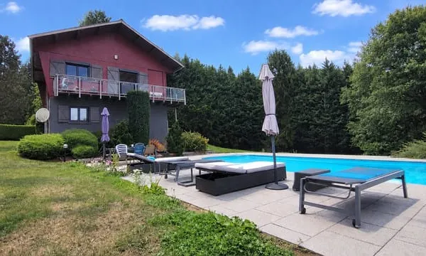 Cadre exceptionnel pour ce chalet avec piscine.
