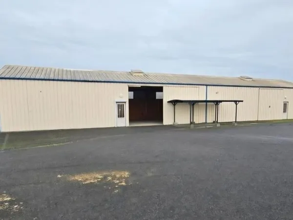 BÂTIMENT DE STOCKAGE DE 300 m² SUR TERRAIN CLOS DE 1 298 m²