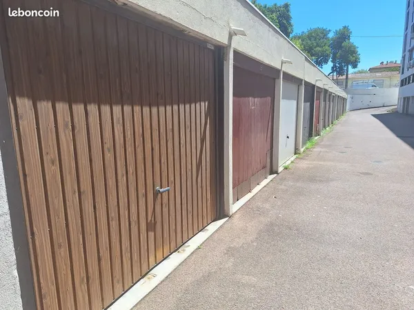 Location garage de 1​6​,10m² - Quartier La Lunette