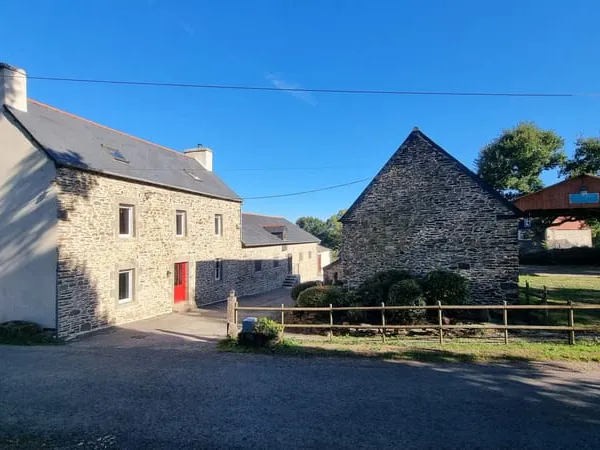 CÔTES-D'ARMOR, Plussulien, Magnifique longère de 5 chambres avec logement attenant de 3 chambres et 