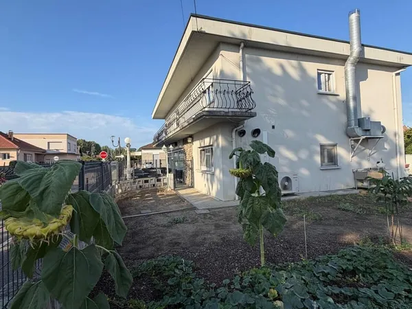 Ottmarsheim Immeuble avec grand restaurant de 120 m2, appa
