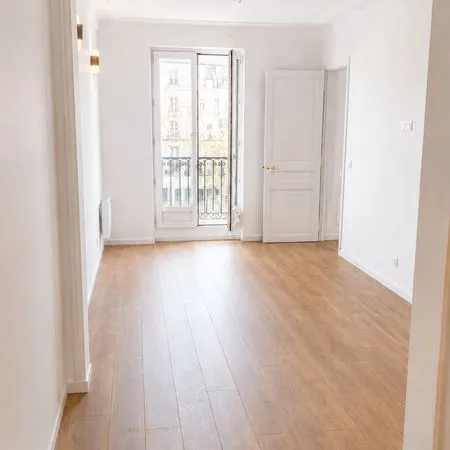 2 pièces meublé 46 m² rénové - ascenseur - paris 18e