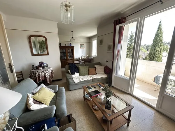 Le Pradet: faux T4 68M2 loué avec balcons garage et cave lou