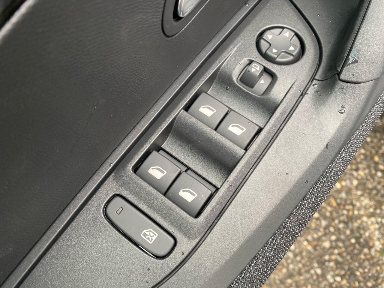 Peugeot 2008 1.2 hybrid 145ch style e-dcs6 — photo 12
