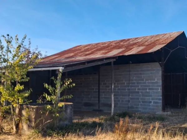 A vendre terrain avec hangar