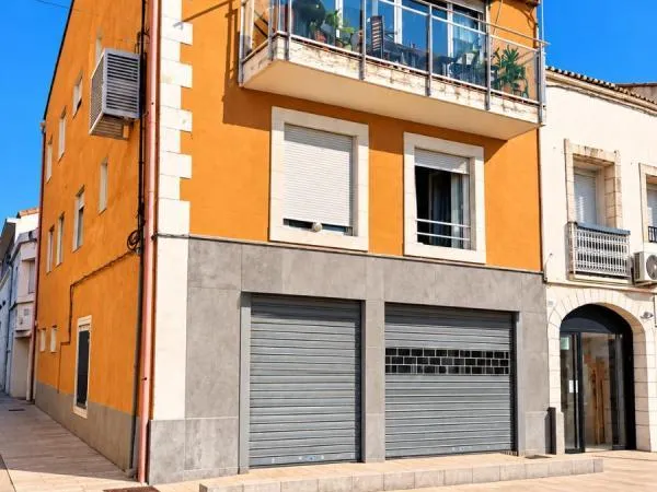 Sénas centre : immeuble avec commerce et appartements loués. Fort potentiel et rendement locatif