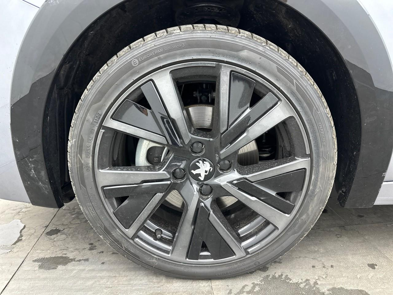 Peugeot 208 puretech 100 s&s eat8 gt — photo 14
