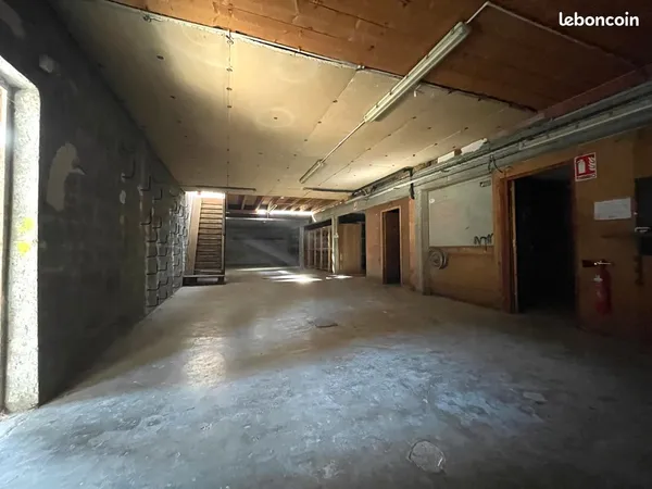 Local 200m2 pour 1 ou 2 artisans, atelier ou stockage. Spacieux avec pièce bureau , cuisine