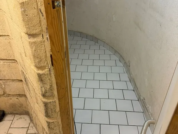 cave très saine 3 m2 carrélée facile d'accès
