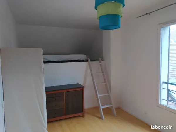 Chambre meublée dans maison