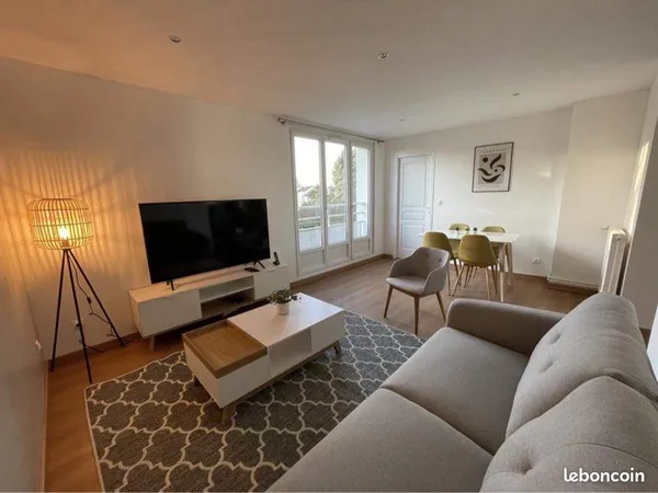 Chambre de standing avec vue sur parc arboré dans un appartement moderne - Orléans