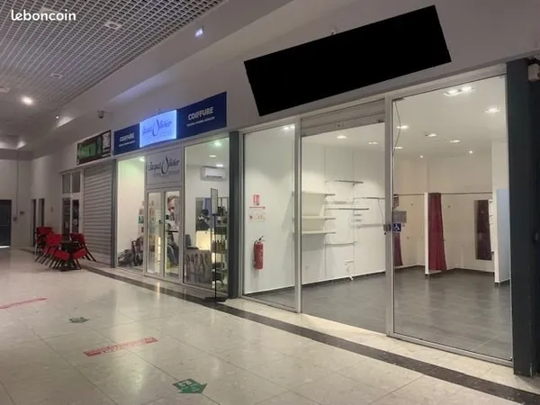 Local commercial 32 m² REMIRE MONTJOLY