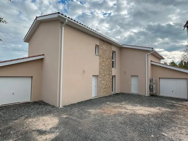 Maison mitoyenne neuve de standing avec garage et terrasse sans vis-à-vis dans quartier résidentiel