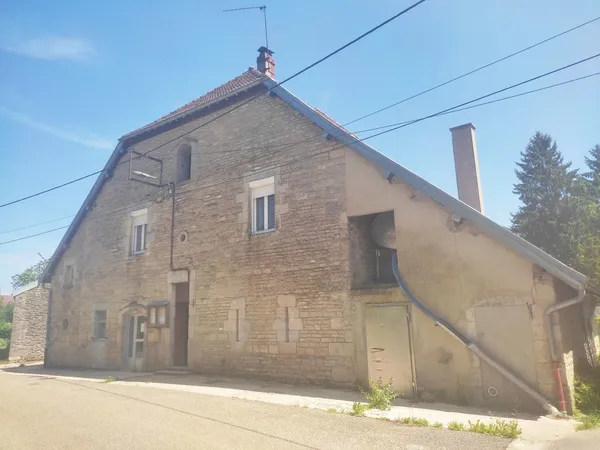 Ferme du XVIIIe siècle à rénover avec logement habitable et dépendances