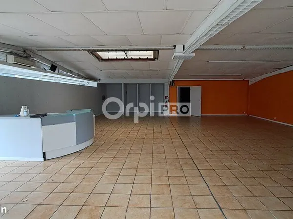 Local commercial 331 m²