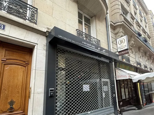 PARIS 16e PLACE VICTOR HUGO LOCAL COMMERCIAL AVEC VITRINE
