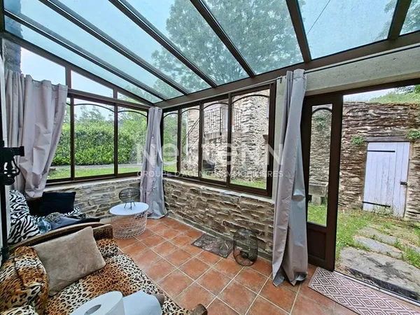 Maison en pierres avec terrain et piscine