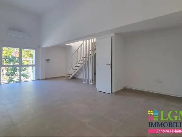 Appartement À Vendre Vergèze, T4 rénové à neuf avec terrasse sans vis-à-vis et beaux volumes !