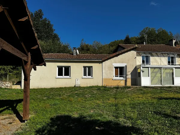 Maison de 122 m2 / En réalité de 180 m2 ( véranda & F2, à prendre en compte )