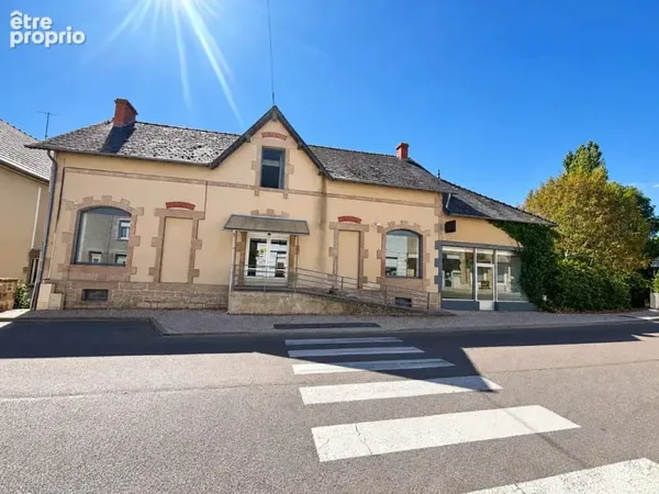 EXCLUSIVITE à ETANG SUR ARROUX, immeuble à usage professionnel en centre bourg à rénover.