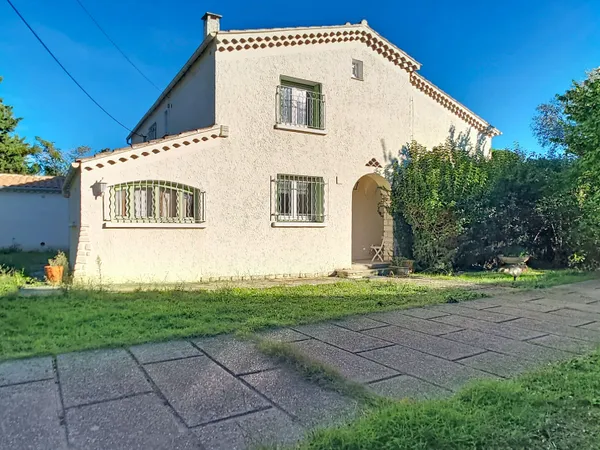 A vendre à AUBIGNAN - Spacieuse maison familiale de 195 m² avec 7 chambres sur plus de 1 500 m² de t