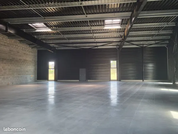 Local 700 m² Saint-Avé