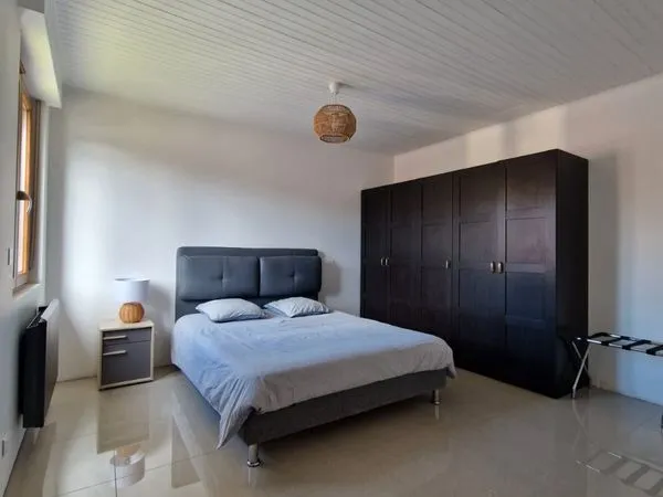 Très belle Chambre spacieuse meublée au centre de jougne à 5 min de la frontière suisse de Vallorbe