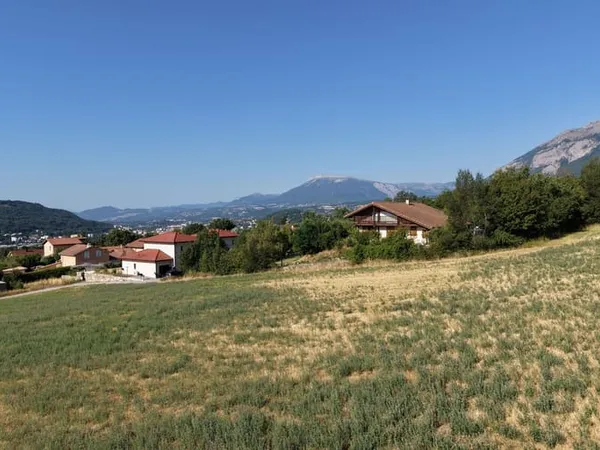 Terrain 596 m²