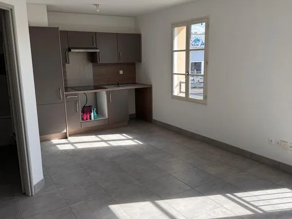 F1 STUDIO MEUBLÉ 31,85 m² - CENTRE-VILLE BEAUVAIS - PARKING PRIVATIF SÉCURISÉ